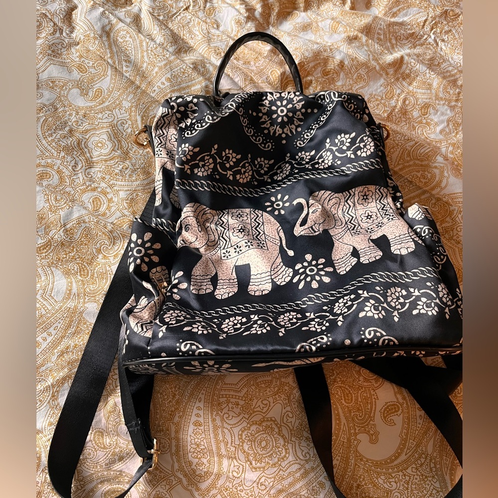 Boho shoulder or bacpack- opens in back.